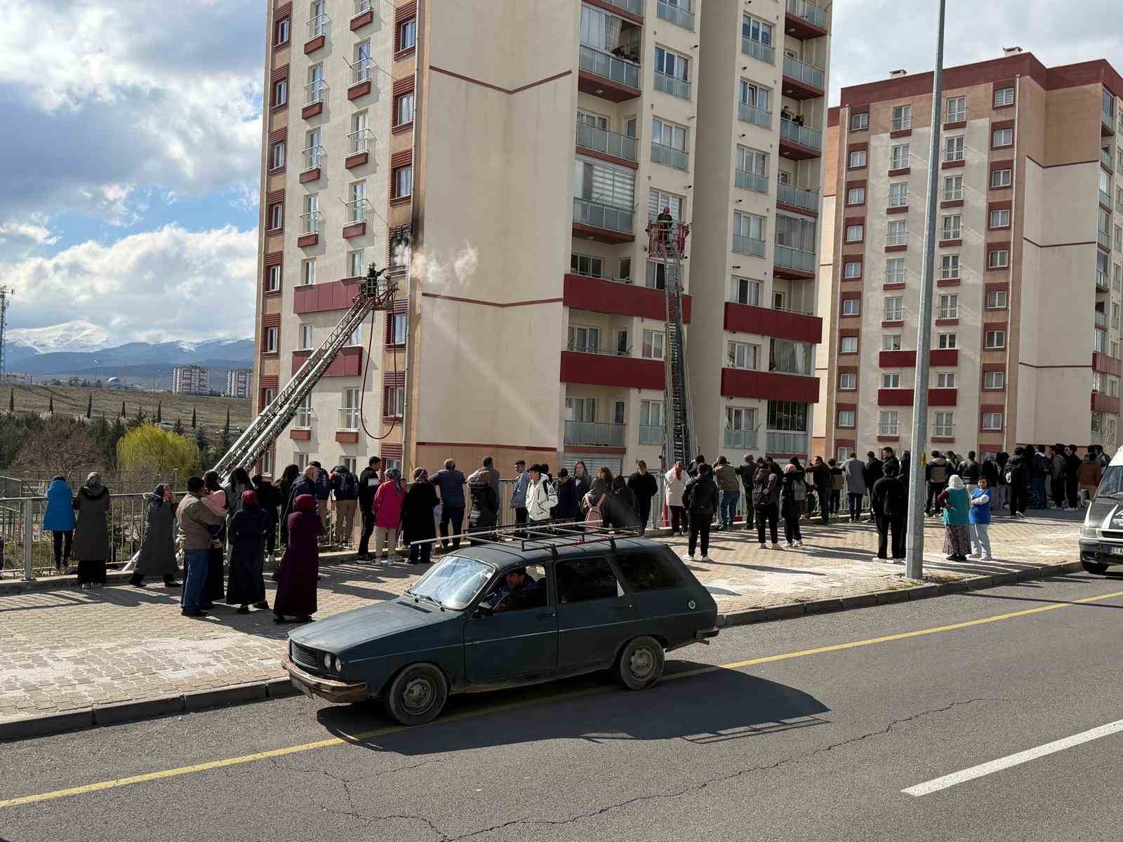 Niğde’de 5. katta çıkan yangında 4 kişi tedbir amaçlı hastaneye kaldırıldı 5 nigdede 5 katta cikan yanginda 4 kisi tedbir amacli hastaneye kaldirildi 1 99WyktV9