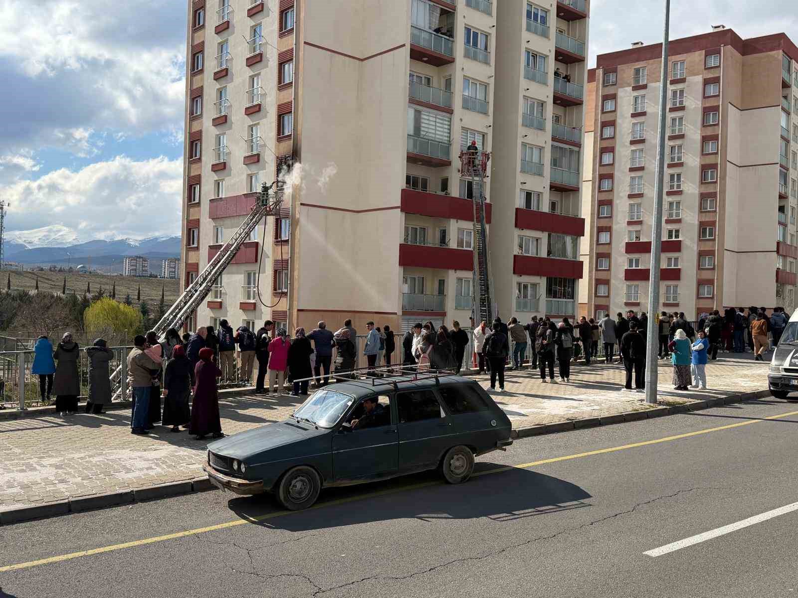 Niğde’de 5. katta çıkan yangında 4 kişi tedbir amaçlı hastaneye kaldırıldı 6 nigdede 5 katta cikan yanginda 4 kisi tedbir amacli hastaneye kaldirildi 2 l8bJAJ3S