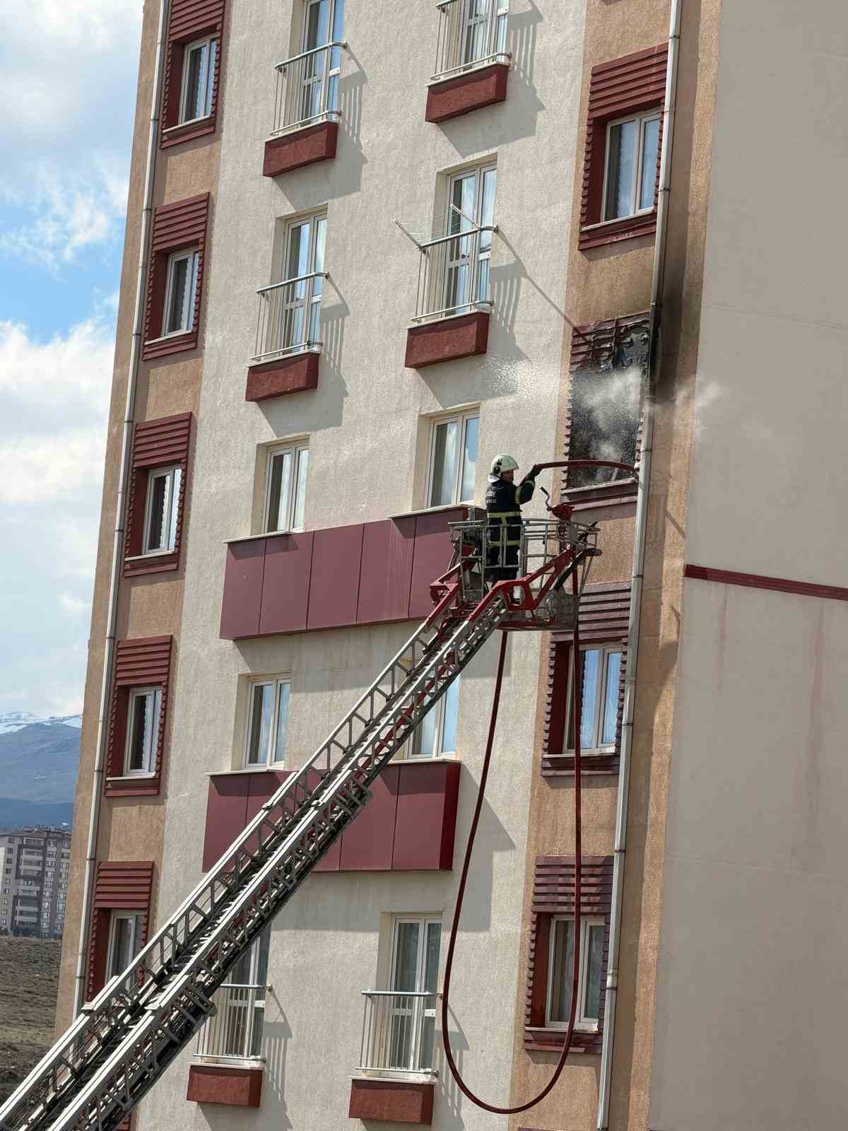 Niğde’de 5. katta çıkan yangında 4 kişi tedbir amaçlı hastaneye kaldırıldı 7 nigdede 5 katta cikan yanginda 4 kisi tedbir amacli hastaneye kaldirildi 3 1fI5JycQ