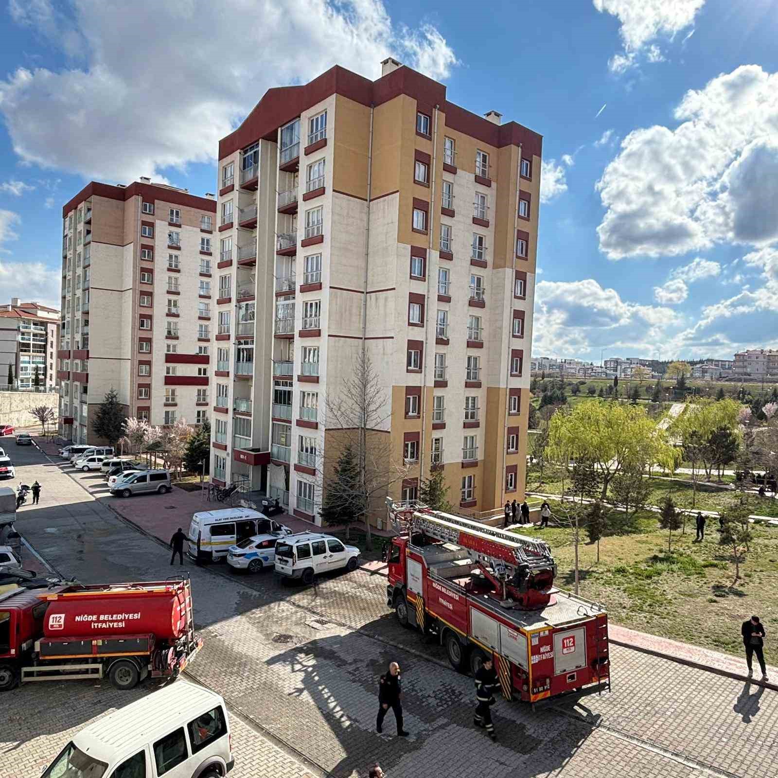 Niğde’de 5. katta çıkan yangında 4 kişi tedbir amaçlı hastaneye kaldırıldı 8 nigdede 5 katta cikan yanginda 4 kisi tedbir amacli hastaneye kaldirildi 4 GJFq7h6g