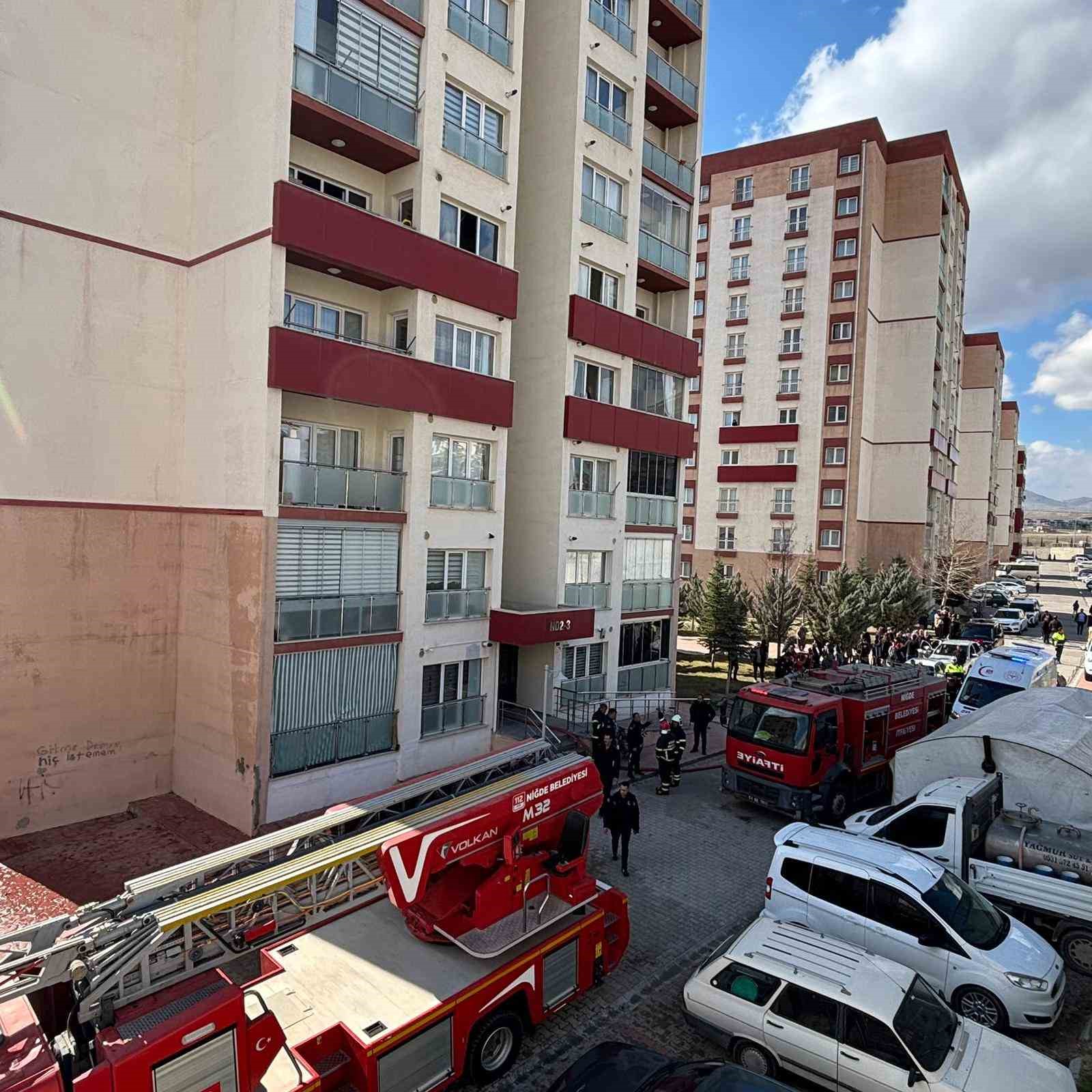 Niğde’de 5. katta çıkan yangında 4 kişi tedbir amaçlı hastaneye kaldırıldı 9 nigdede 5 katta cikan yanginda 4 kisi tedbir amacli hastaneye kaldirildi 5