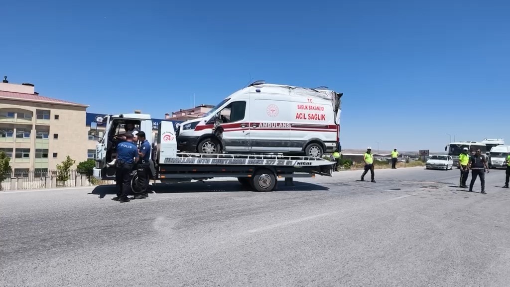 Niğde’de ambulans ile otomobil çarpıştı: 3’ü sağlık çalışanı 5 yaralı 4 nigdede ambulans ile otomobil carpisti 3u saglik calisani 5 yarali 0