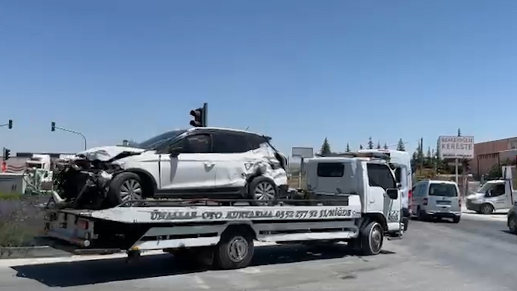Niğde’de ambulans ile otomobil çarpıştı: 3’ü sağlık çalışanı 5 yaralı 5 nigdede ambulans ile otomobil carpisti 3u saglik calisani 5 yarali 1 zXGuRUwX