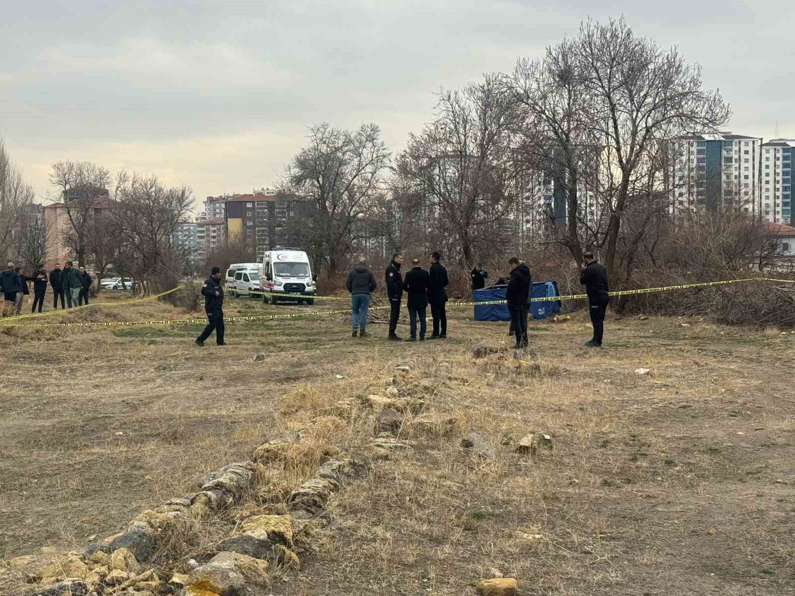 nigdede arazide erkek cesedi bulundu 2 CmafbcrO