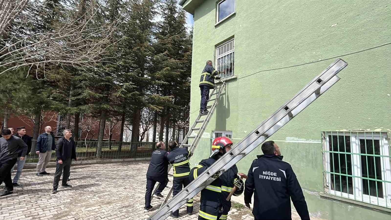 nigdede camide yangin ekiplerin mudahalesi suruyor 3