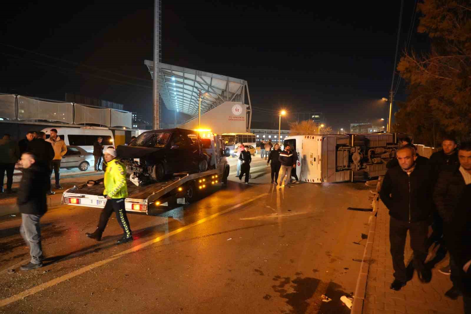 nigdede isci servisi ile otomobil carpisti 11 yarali 0 RDI3lrCT