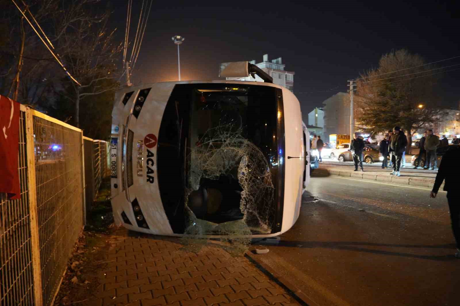 nigdede isci servisi ile otomobil carpisti 11 yarali 1