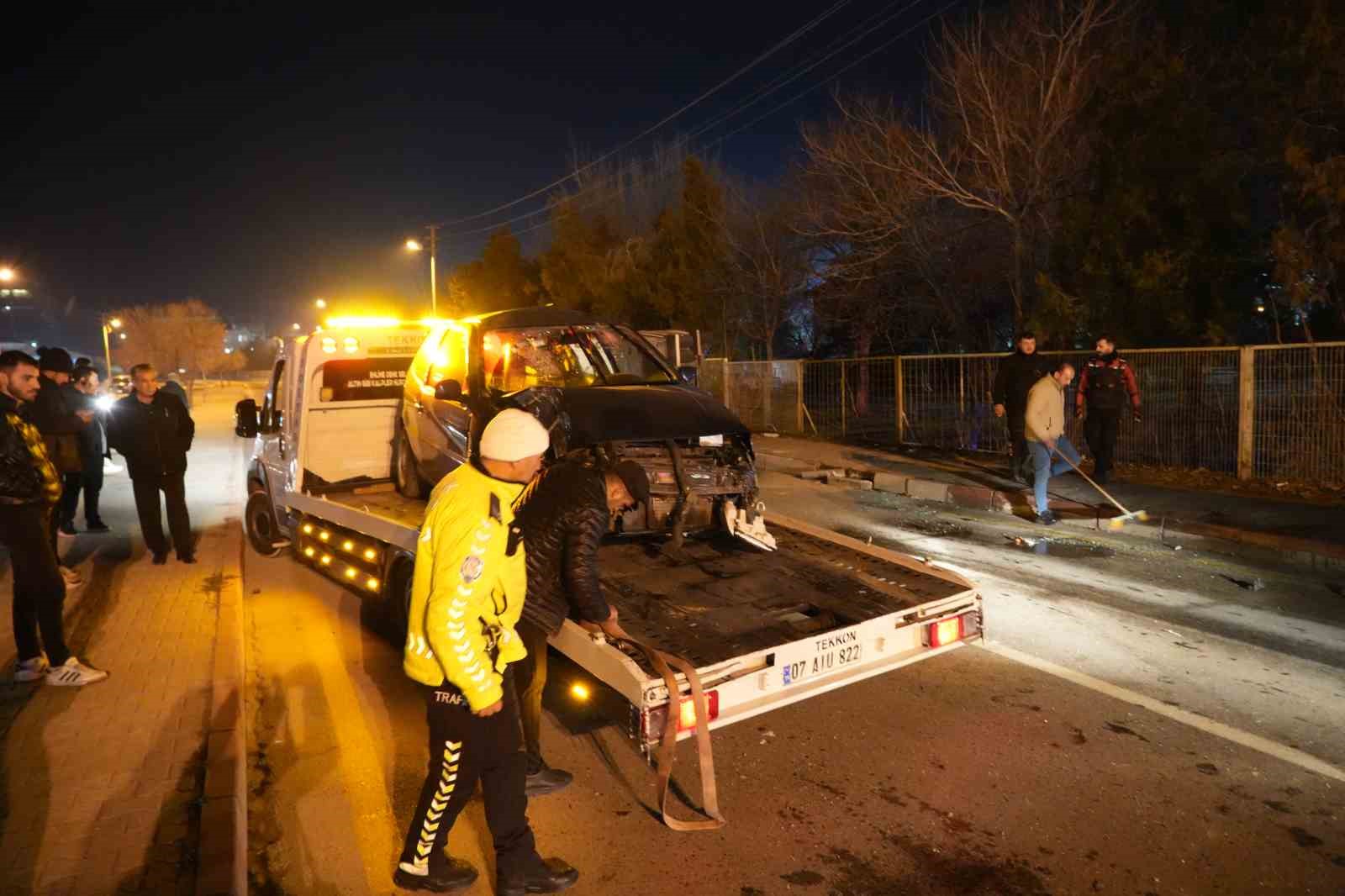nigdede isci servisi ile otomobil carpisti 11 yarali 2
