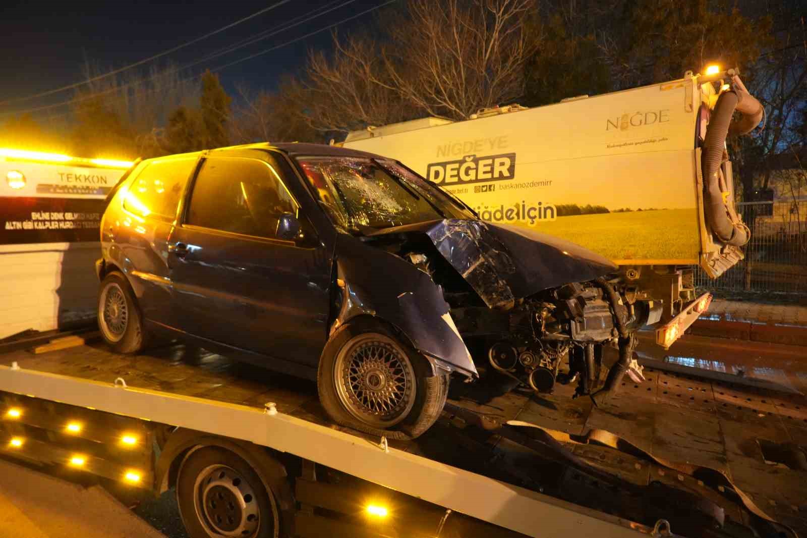 nigdede isci servisi ile otomobil carpisti 11 yarali 3 dX3Misl5
