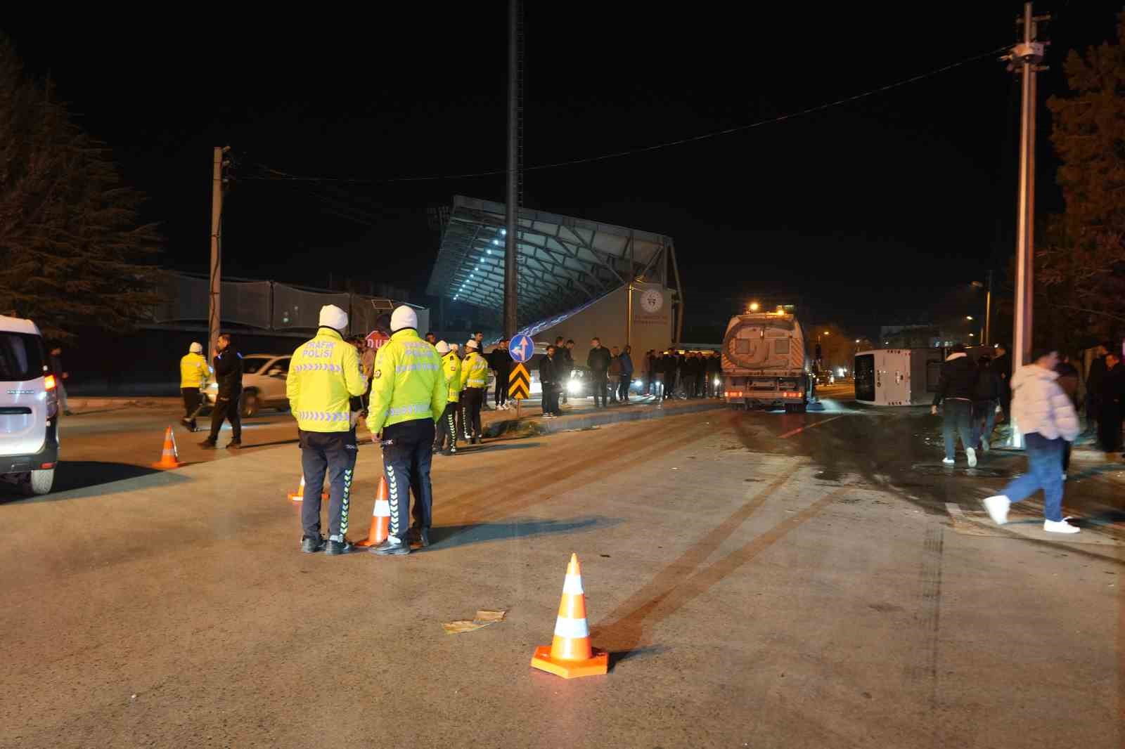 nigdede isci servisi ile otomobil carpisti 11 yarali 5 OJeHgK3h