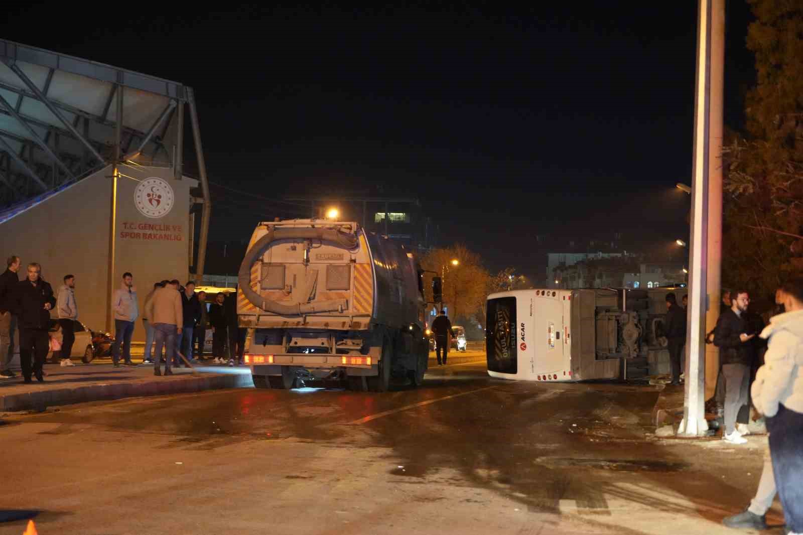 nigdede isci servisi ile otomobil carpisti 11 yarali 6 2DBedNhB