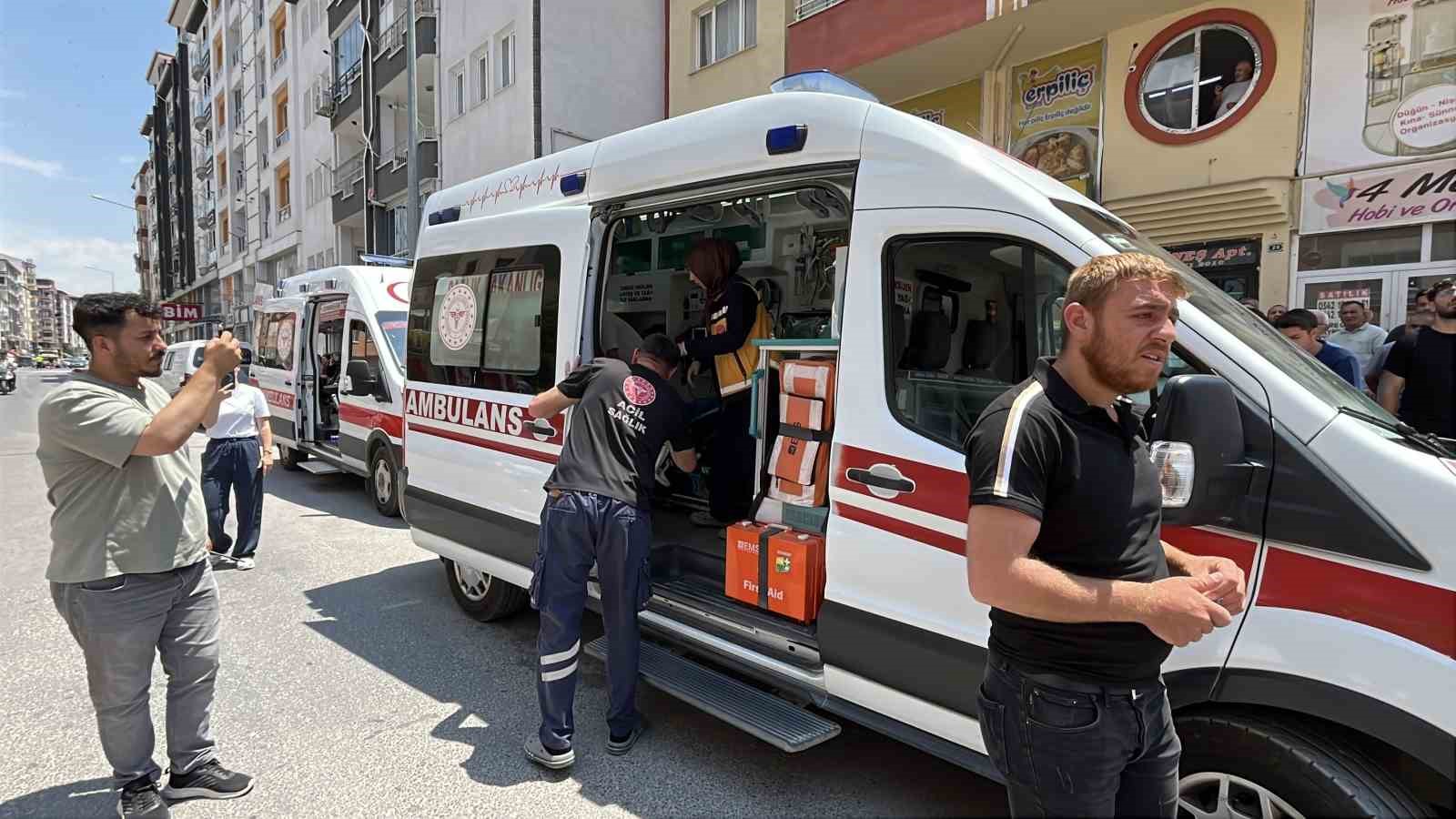 Niğde’de nişanlı çiftin ’ayrılık’ kavgası kanlı bitti: 1 kişi yaralandı 6 nigdede nisanli ciftin ayrilik kavgasi kanli bitti 1 kisi yaralandi 2 XHFcLcED