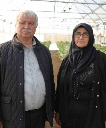 nigdede-topraksiz-tarim-yontemiyle-cilek-uretimi-kadin-emegiyle-buyuyor-nyetnLF2.jpg