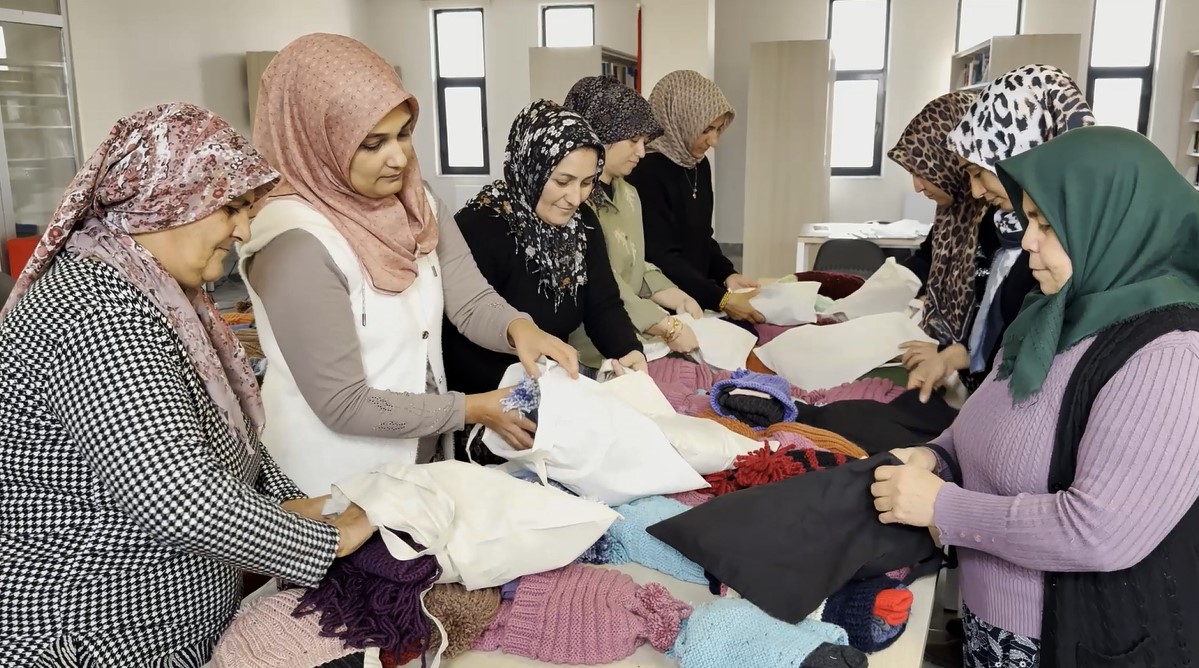 nigdeli kadinlar ahlatli koy cocuklarinin icini isitti 3 GdR1TQwc