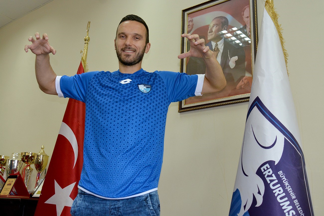 nihad mujakic erzurumspor fk tarihinin 4 bosna hersekli futbolcusu oldu 0 mBHlp4Za
