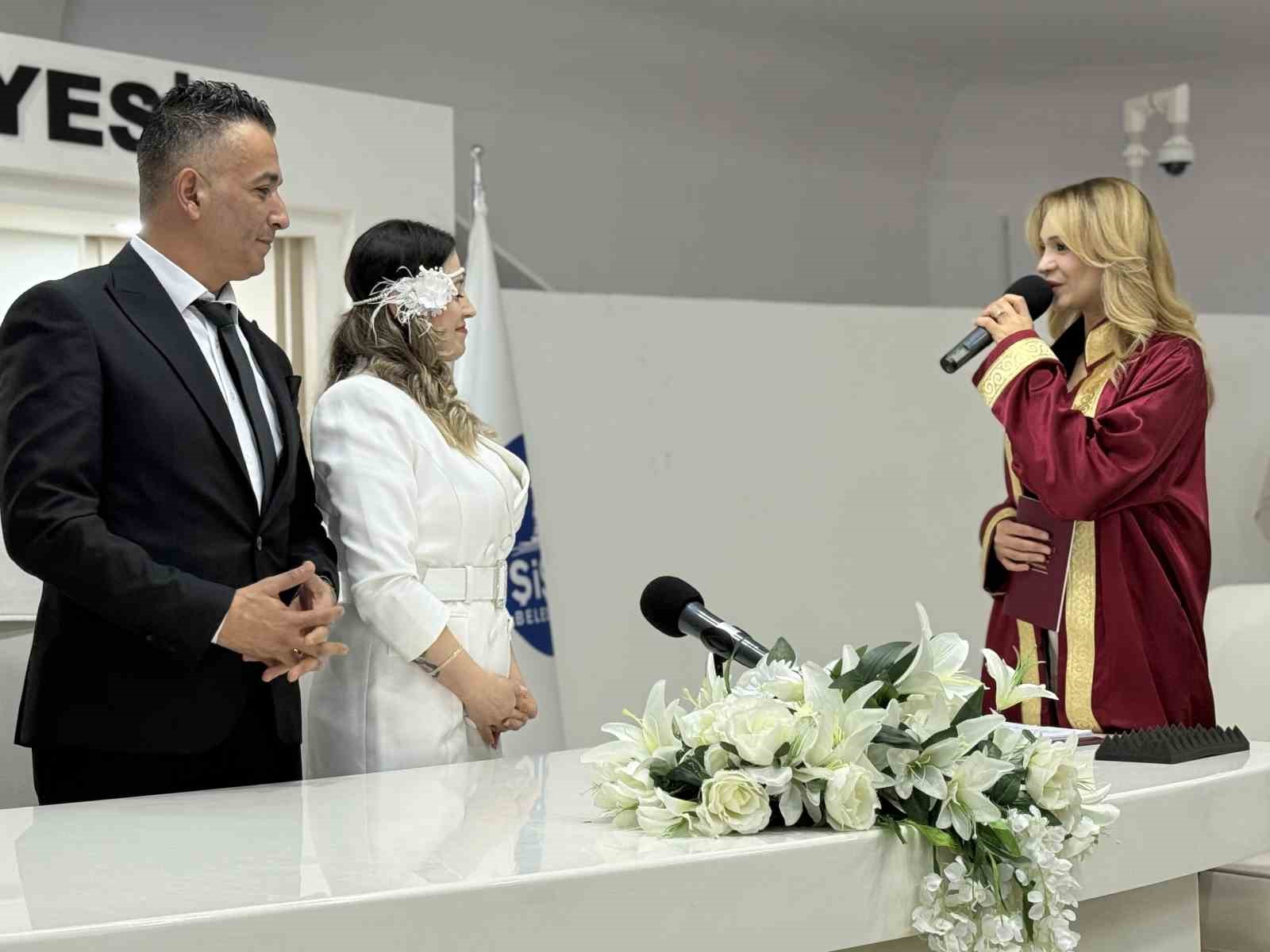 nikah salonlarinda 14 subat yogunlugu 14 cift sevgililer gununde evlendi 1 mZ1GwLZI