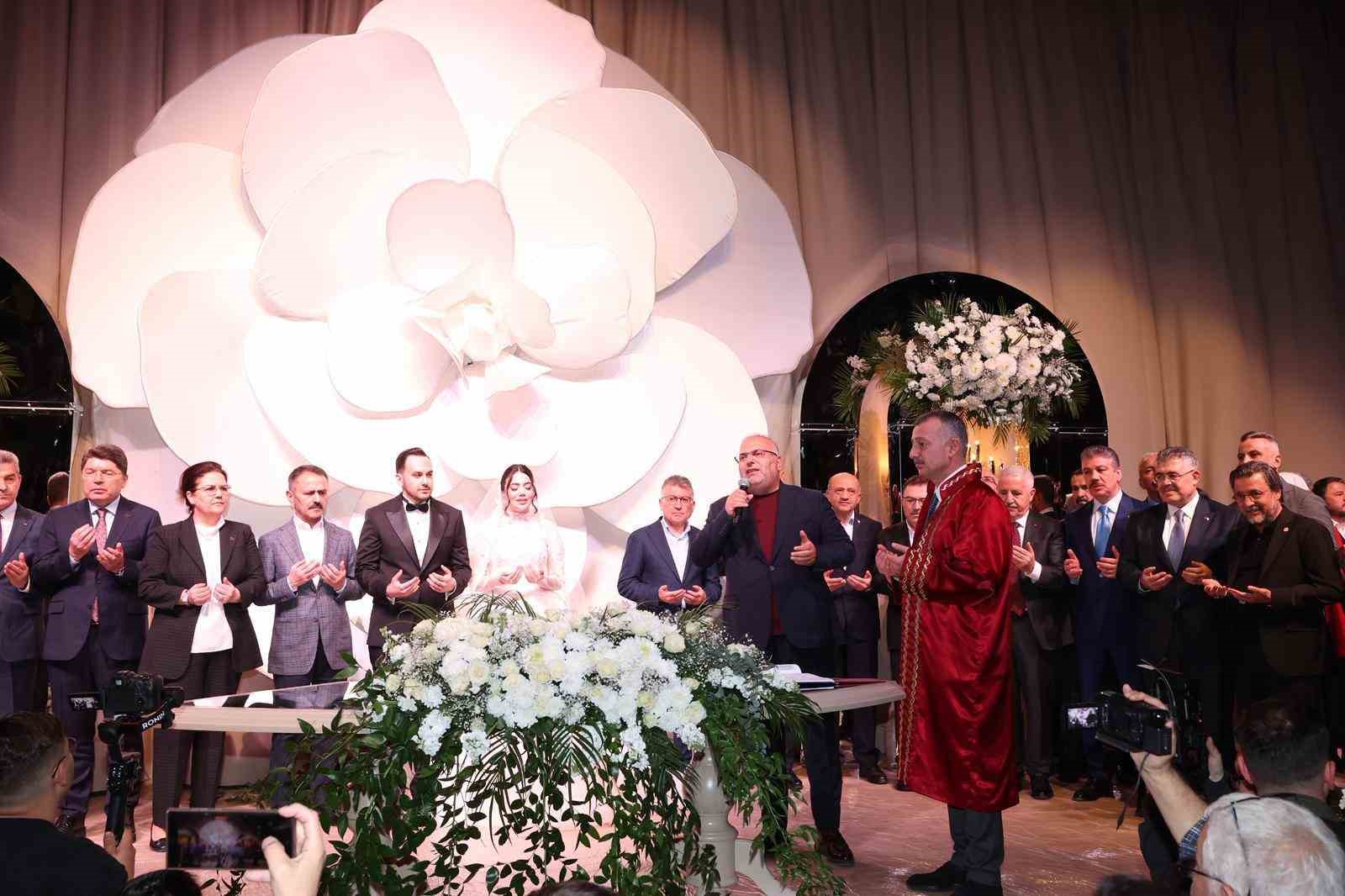 Nikah töreni siyaset camiasını bir araya getirdi 5 nikah toreni siyaset camiasini bir araya getirdi 1 5SD4ZEvi