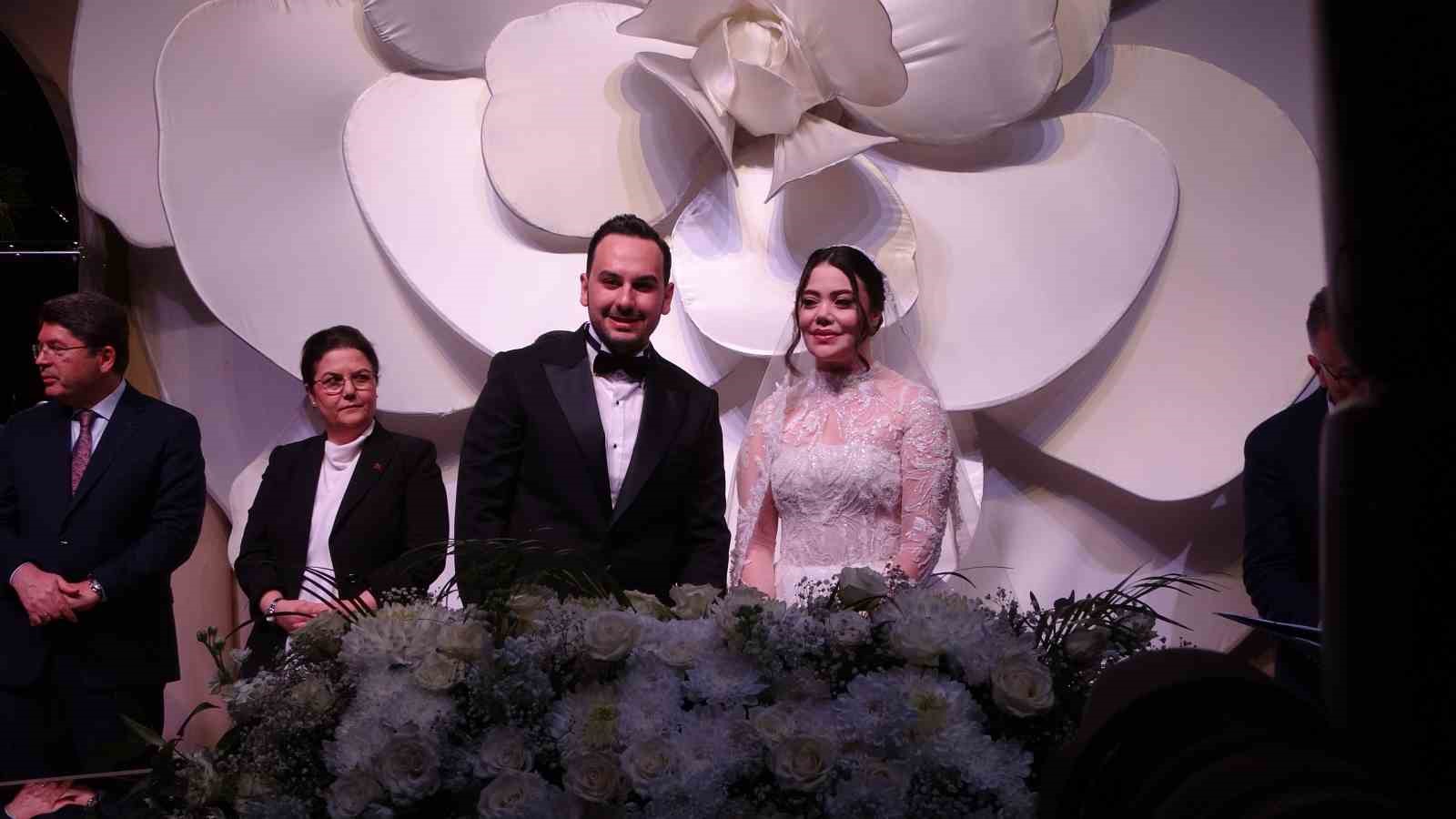 Nikah töreni siyaset camiasını bir araya getirdi 7 nikah toreni siyaset camiasini bir araya getirdi 3 W3MhQSJ2