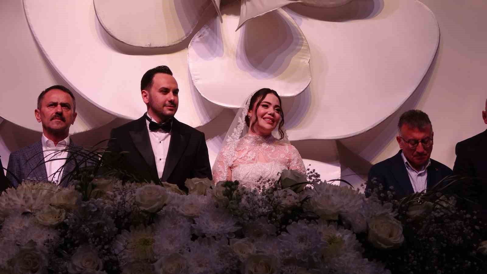 Nikah töreni siyaset camiasını bir araya getirdi 9 nikah toreni siyaset camiasini bir araya getirdi 5 ZEIcUgQu