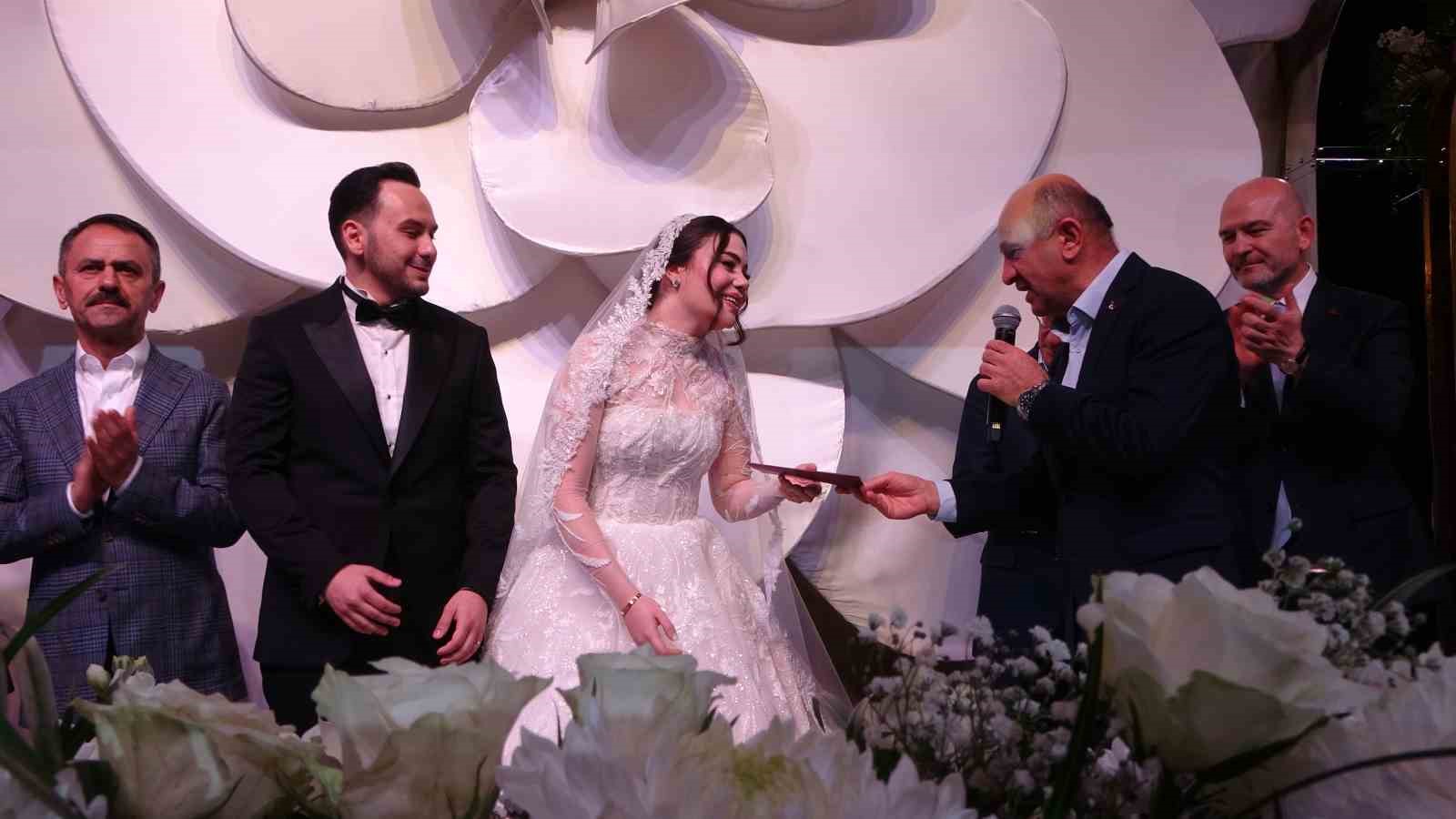 Nikah töreni siyaset camiasını bir araya getirdi 12 nikah toreni siyaset camiasini bir araya getirdi 8 7L4UKAmO