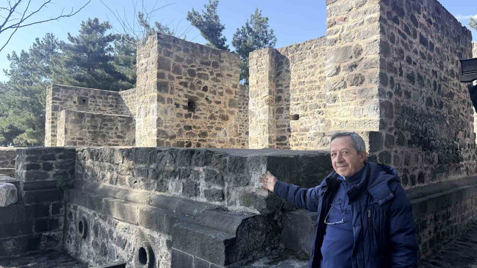 niksar kalesi zamana meydan okuyor 0