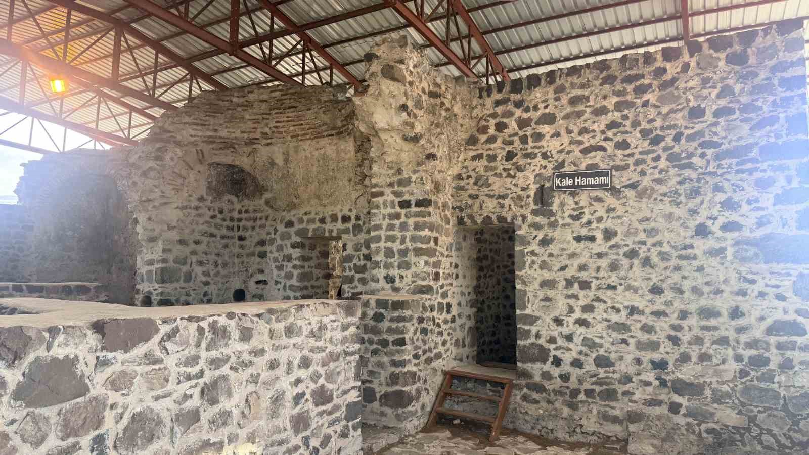 niksar kalesi zamana meydan okuyor 1