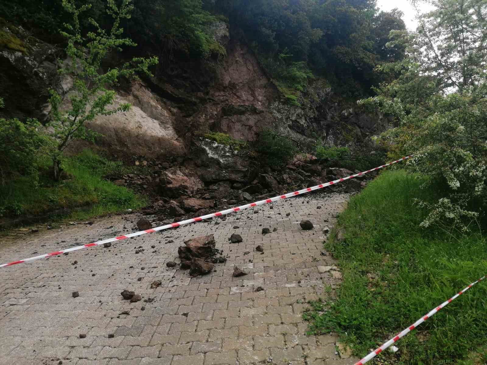 Niksar’da sağanak nedeniyle kaya parçaları yola düştü 4 niksarda saganak nedeniyle kaya parcalari yola dustu 0 4D4PqlDQ