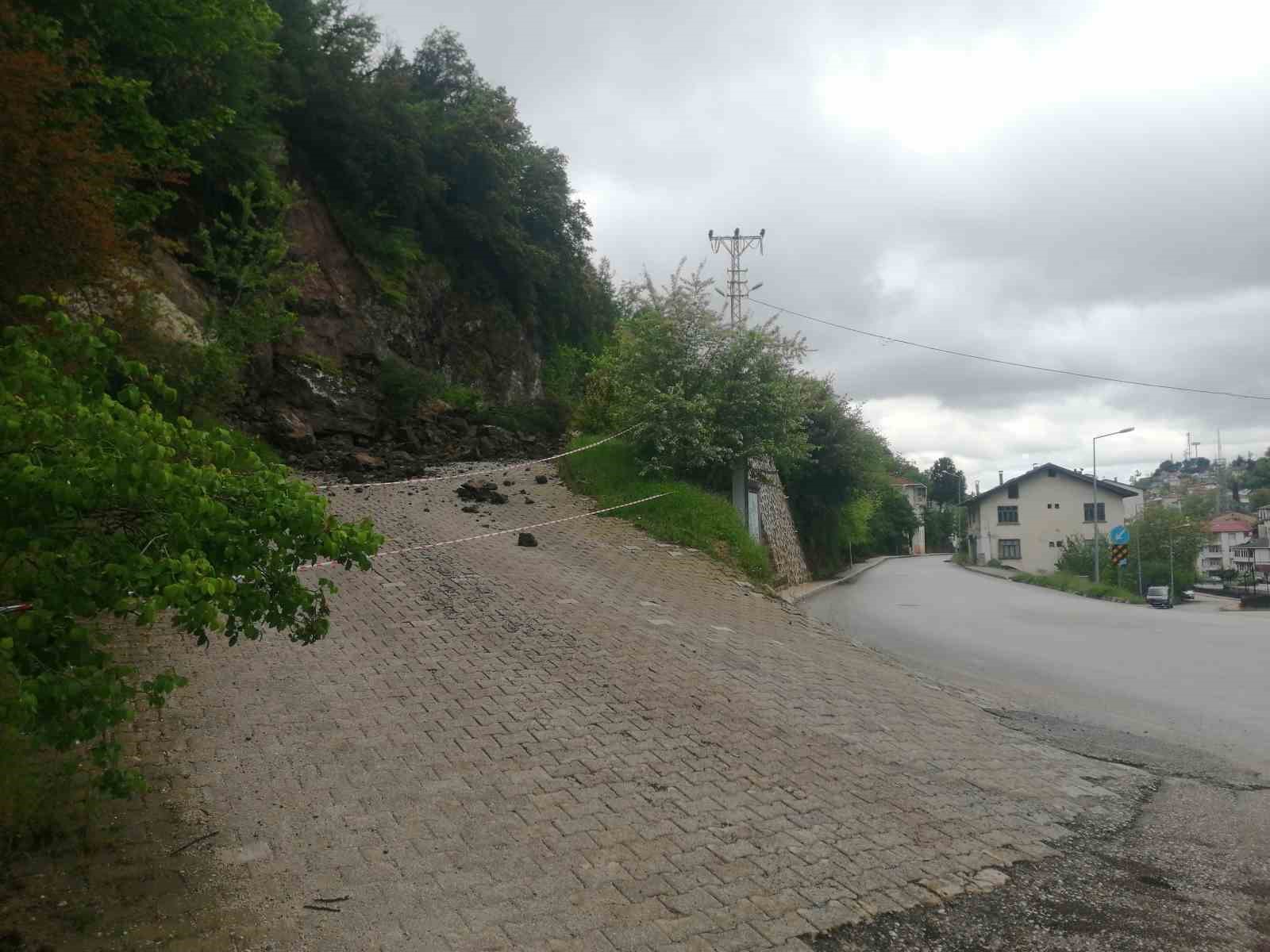Niksar’da sağanak nedeniyle kaya parçaları yola düştü 6 niksarda saganak nedeniyle kaya parcalari yola dustu 2 pgWQjliu