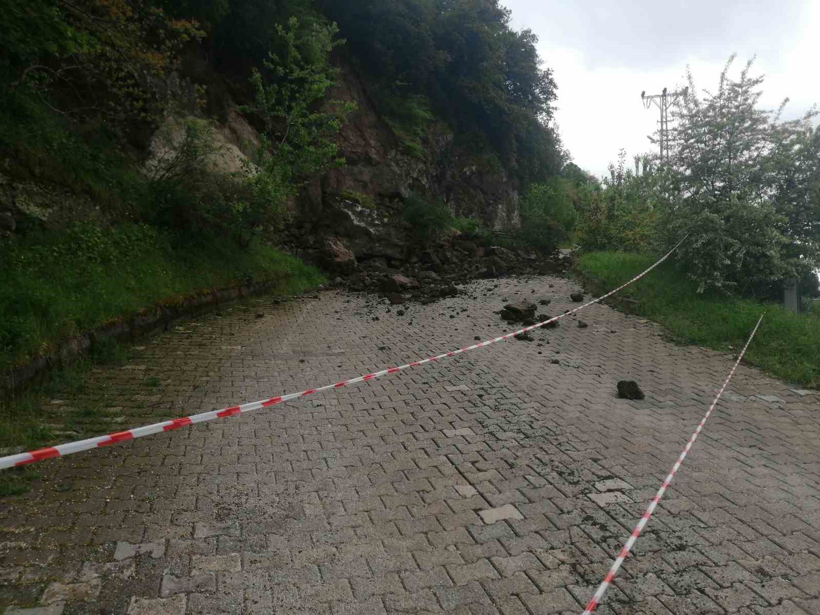 Niksar’da sağanak nedeniyle kaya parçaları yola düştü 7 niksarda saganak nedeniyle kaya parcalari yola dustu 3 gBhbhtzZ