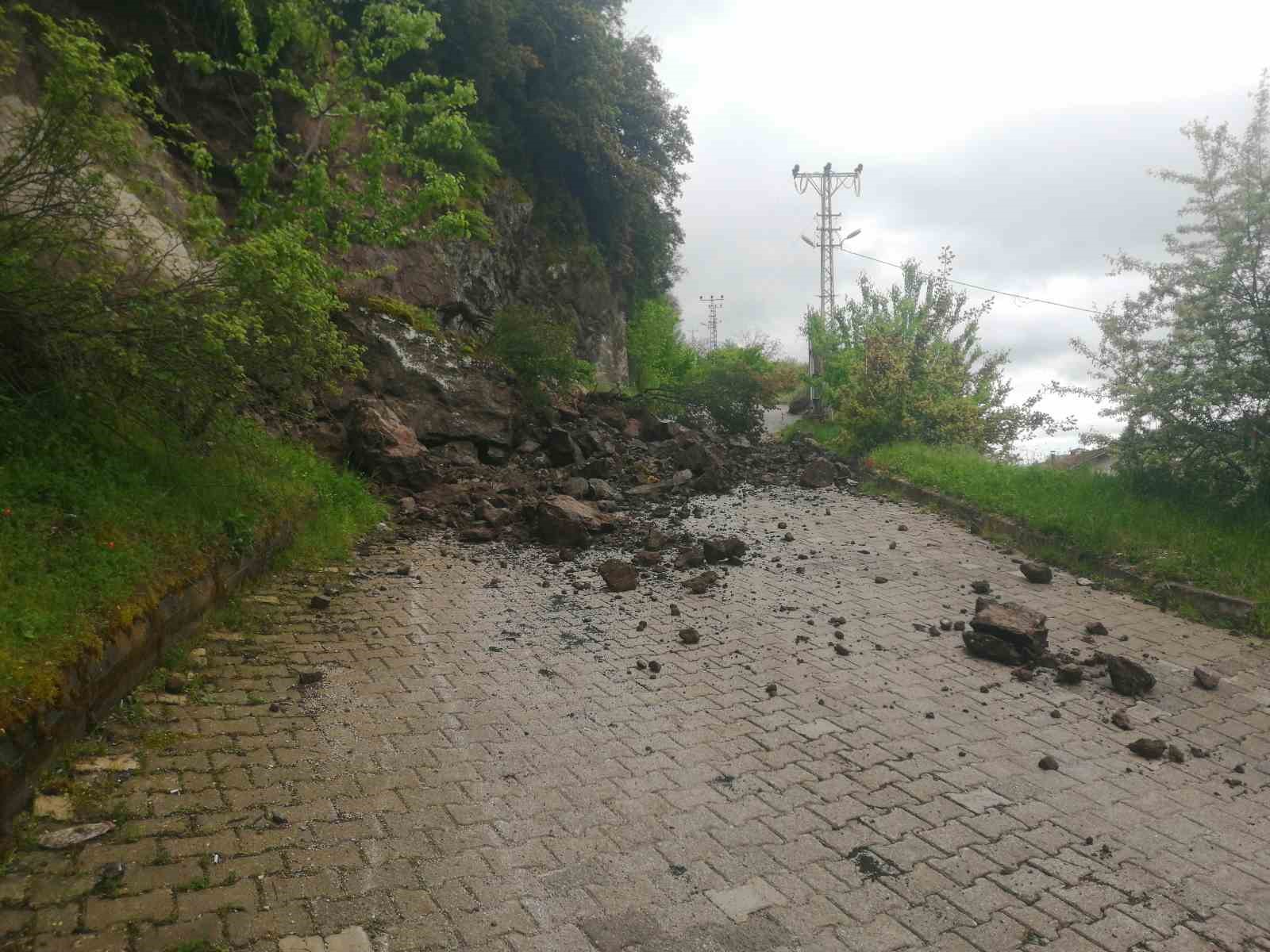 Niksar’da sağanak nedeniyle kaya parçaları yola düştü 8 niksarda saganak nedeniyle kaya parcalari yola dustu 4 DyidIrlK