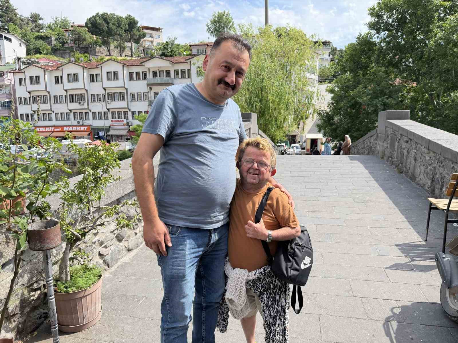 niksarda yasayan 1 metrelik adam ilcenin nese kaynagi oldu 1