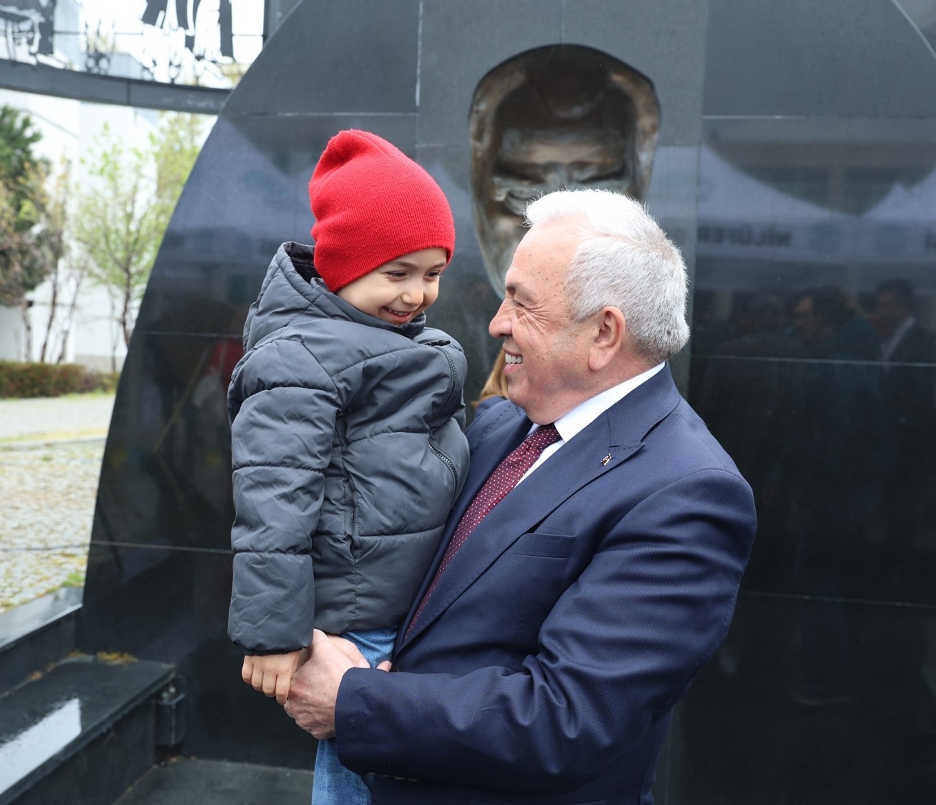nilufer 23 nisani cumhuriyet meydaninda kutladi 3 YX9gp258