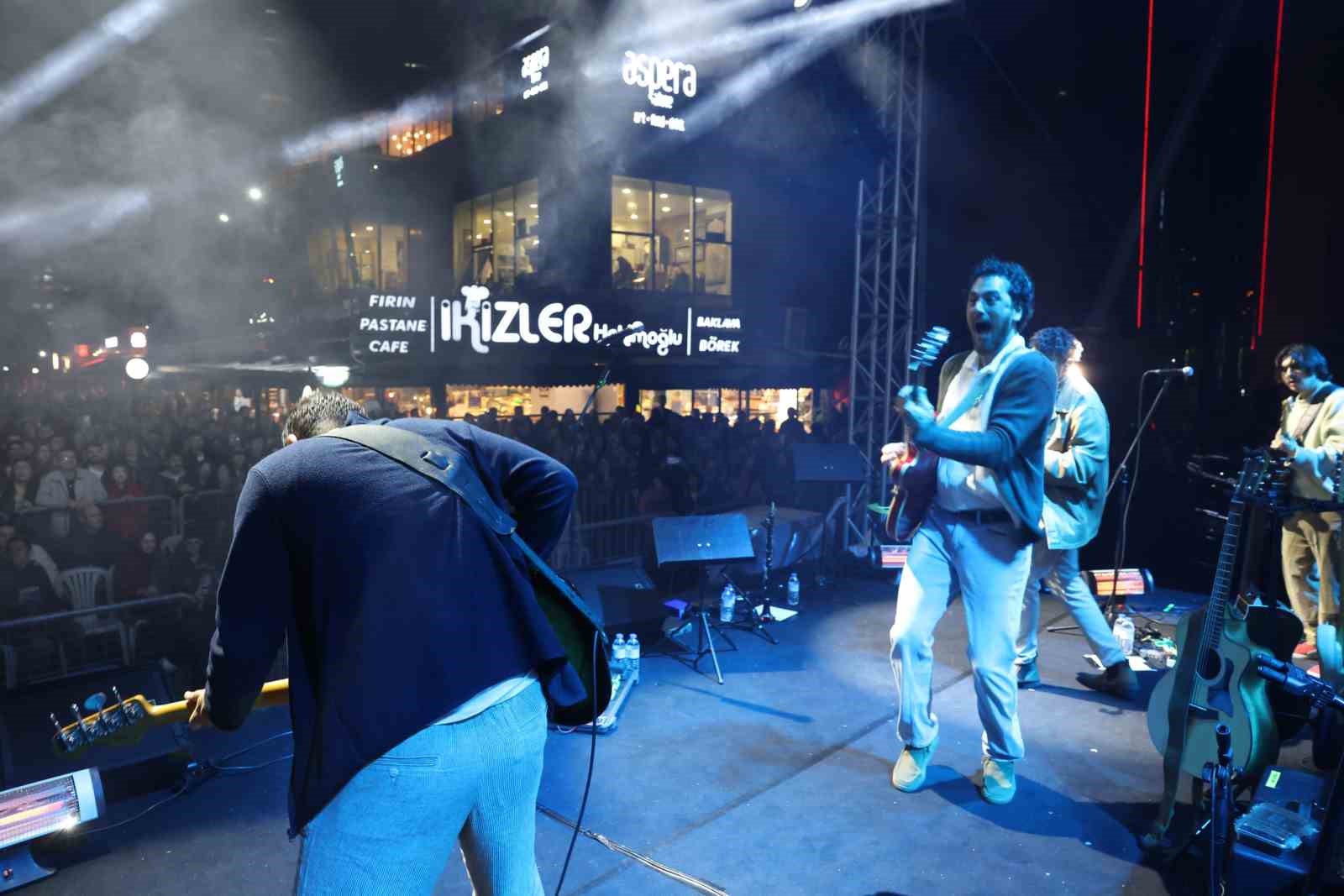 nilufer genc caz evrencan gunduz ile final yapti 4 Xa331Uki