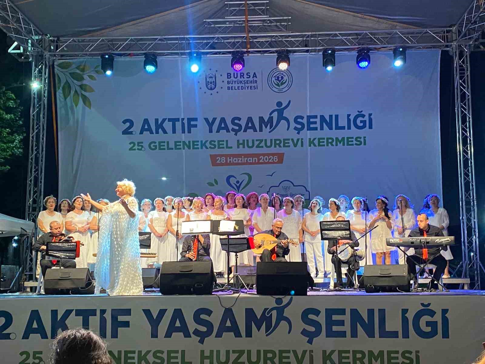 nilufer kadin korosu geleneksel hayir satisina renk katti 0 MFCmd9Zg