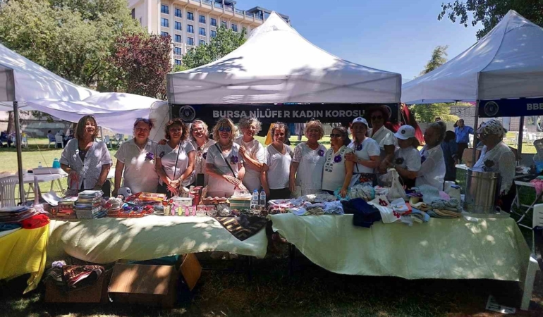 nilufer-kadin-korosu-geleneksel-hayir-satisina-renk-katti-rd29emqZ.jpg