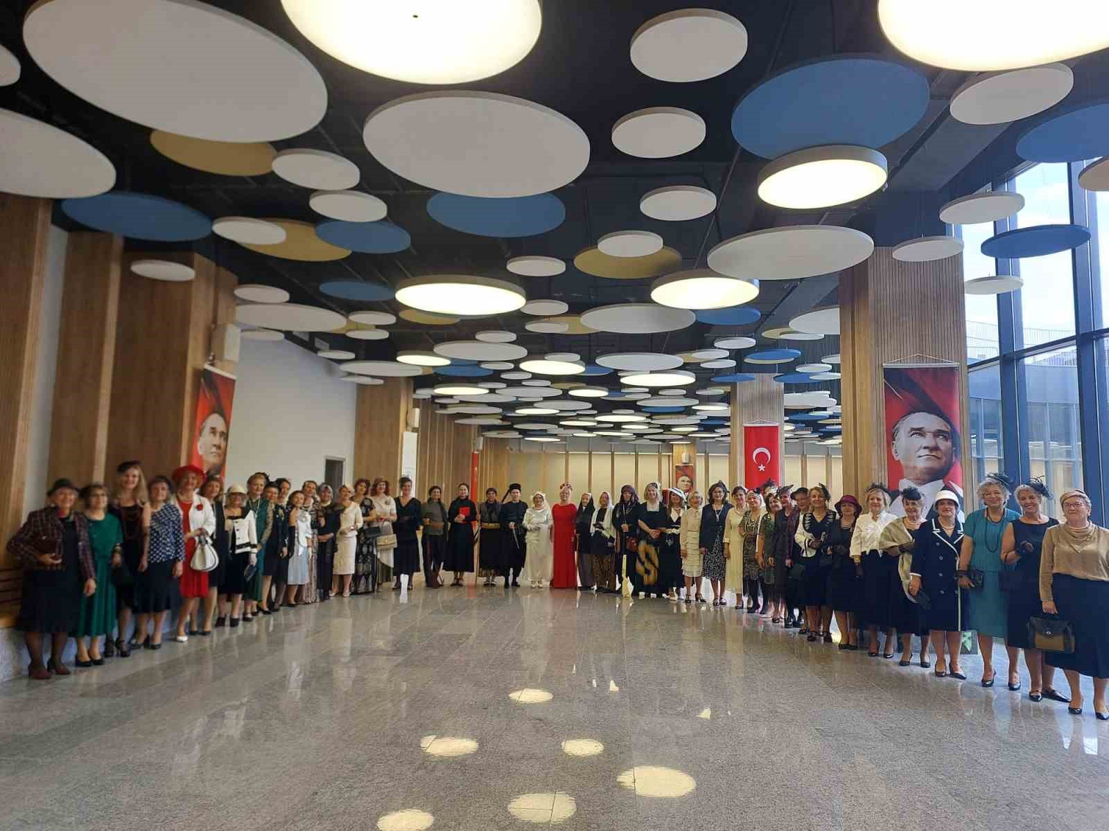 nilufer kadin korosundan cumhuriyet defilesi 0 XL3jWd5Q