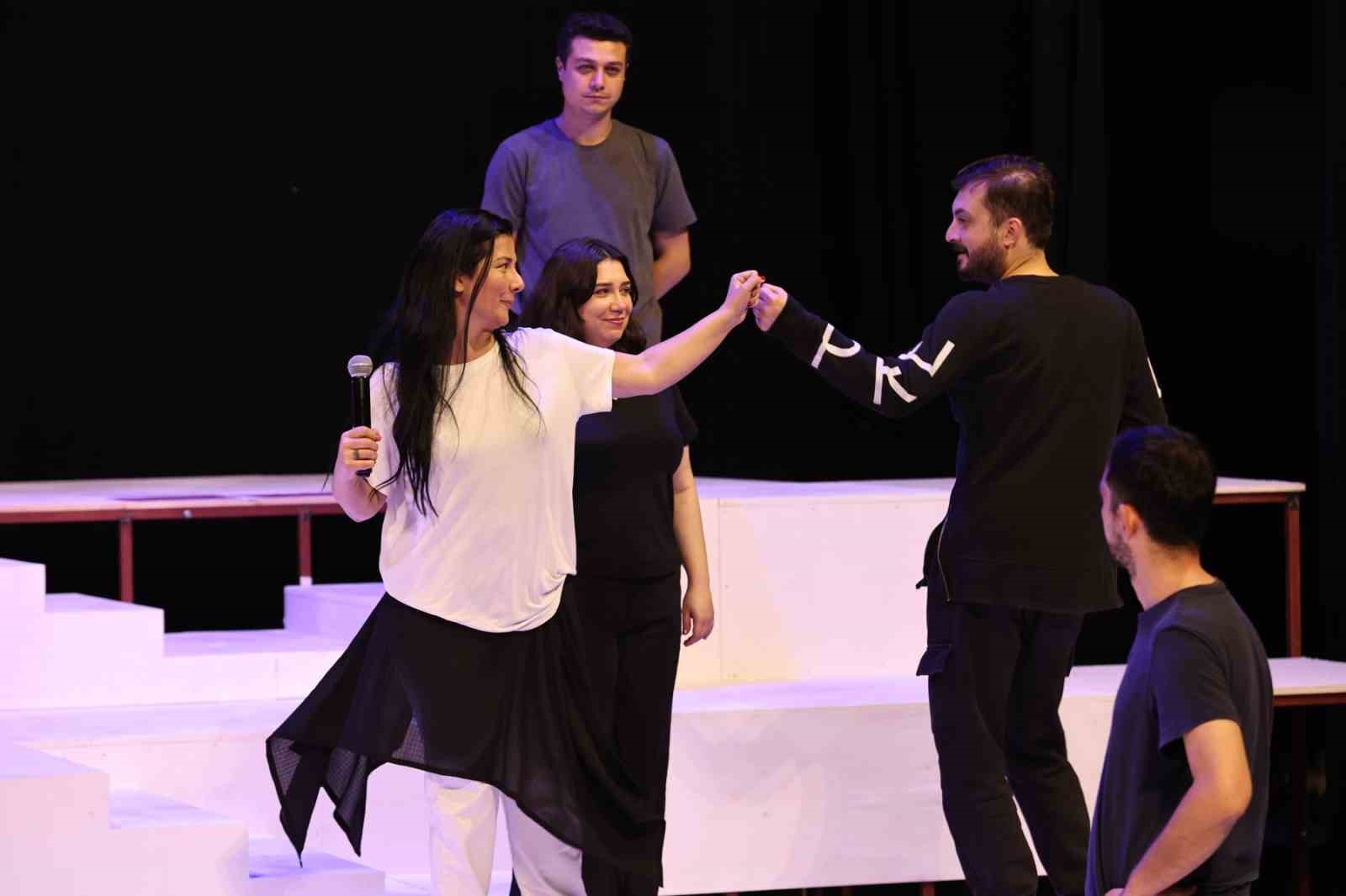 nilufer kent tiyatrosu iftiharla sunar lukus hayat 3 3QRAIyl9