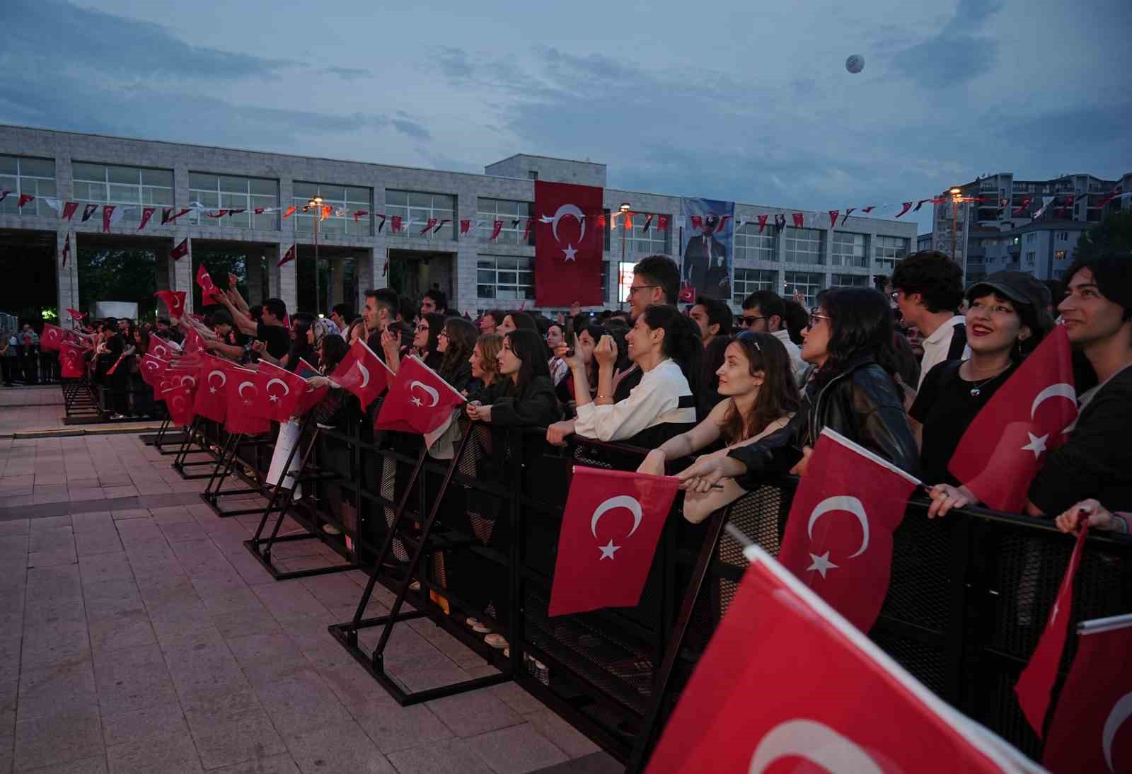 niluferde 19 mayis coskusu 4 lsQGDVR1