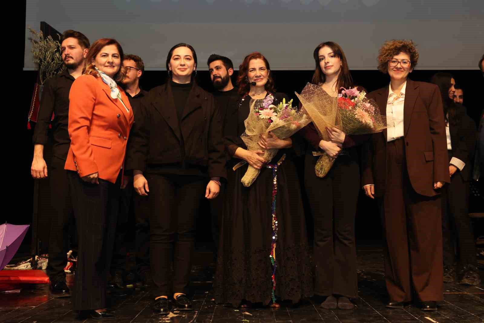 niluferde 8 marta ozel yagmur kadinlar muzikali 1 M5AB5SLy