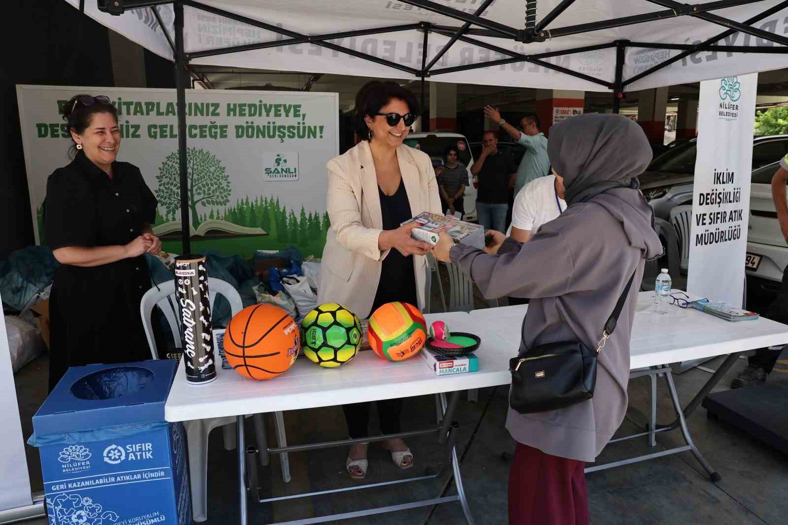 niluferde atik kagitlari getiren hediye kazaniyor 1