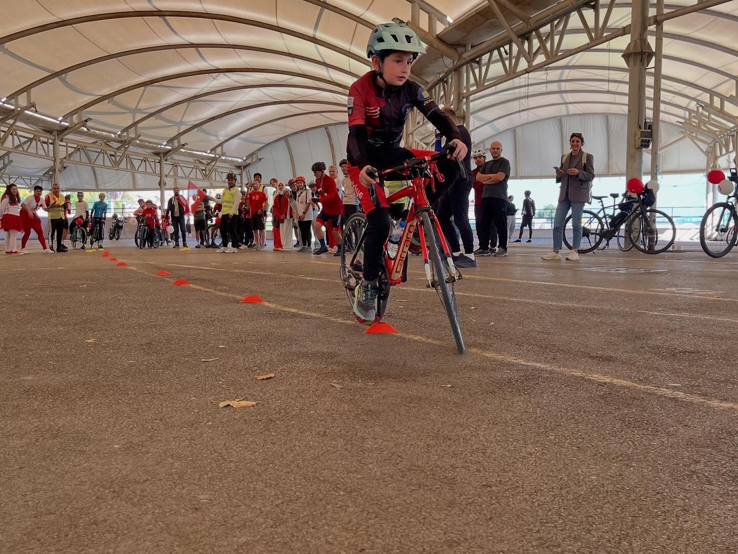 niluferde cumhuriyet coskusu pedallarla sokaklara tasindi 0 LJyccG9D