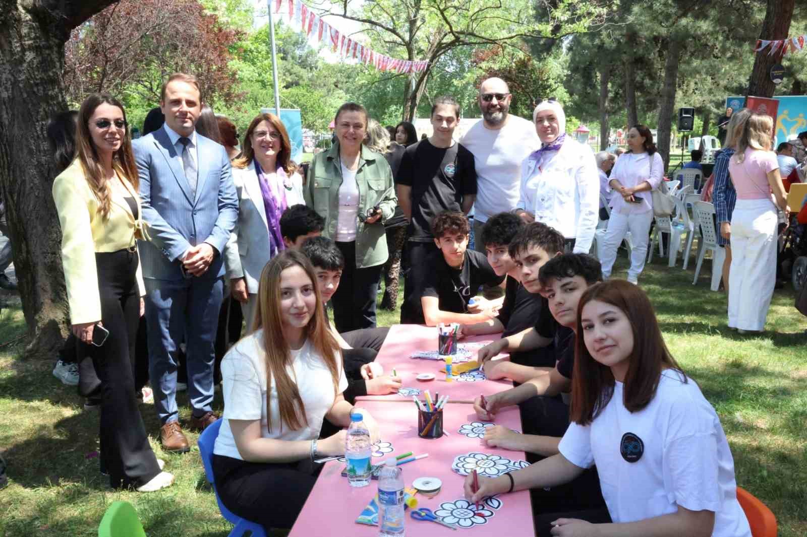 niluferde engeller sevgi ile asiliyor 1 ISNHbAVC