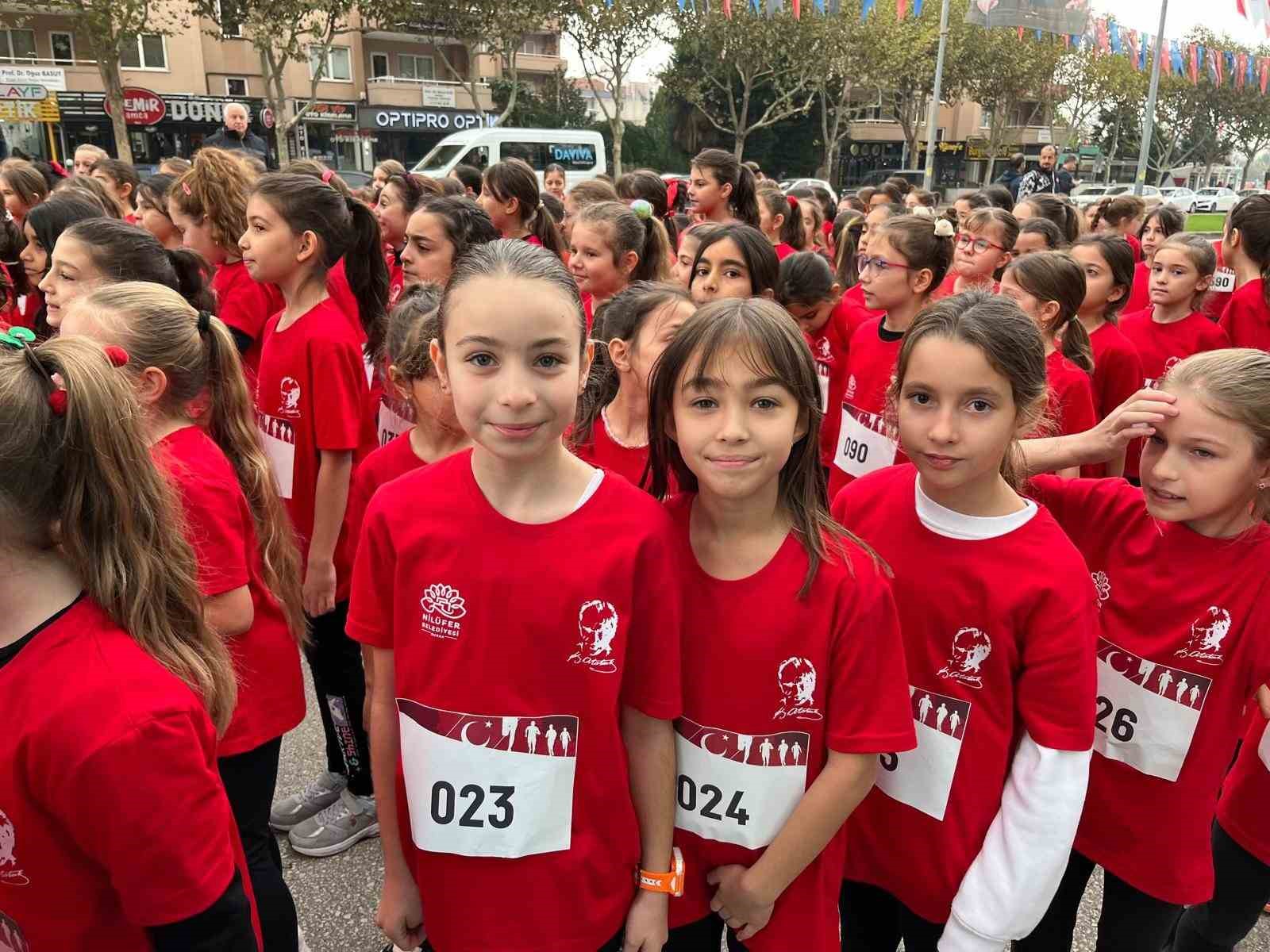niluferde gencler ve cocuklar cumhuriyet icin kostu 0 8l4sLdOm
