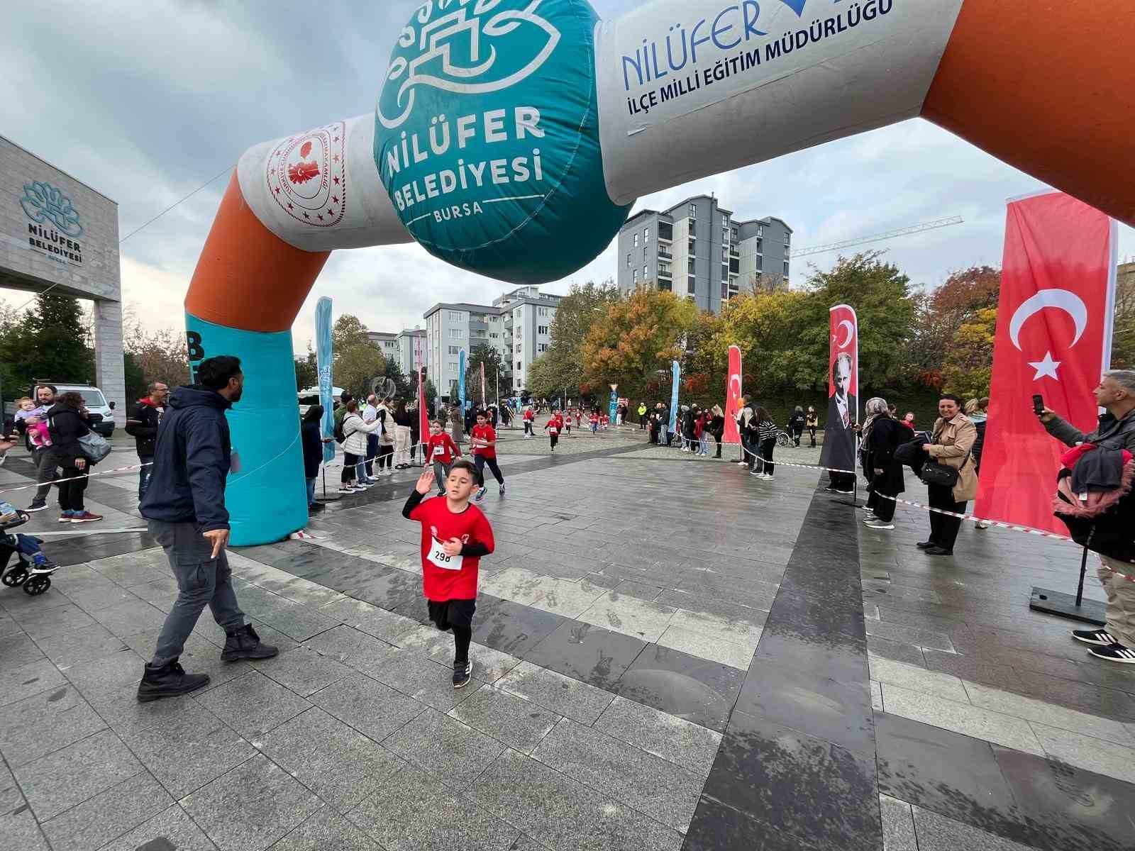 niluferde gencler ve cocuklar cumhuriyet icin kostu 2 sw8dkYOL