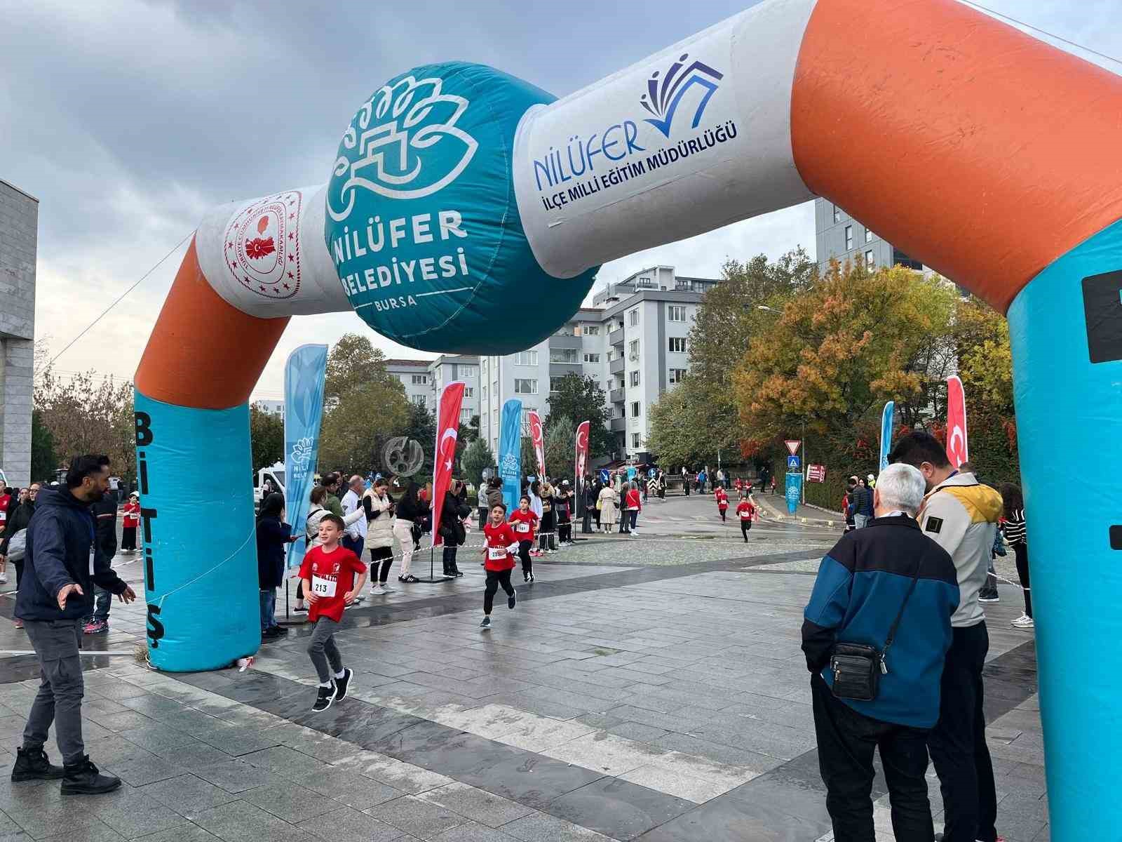 niluferde gencler ve cocuklar cumhuriyet icin kostu 5 VZgzrtXY