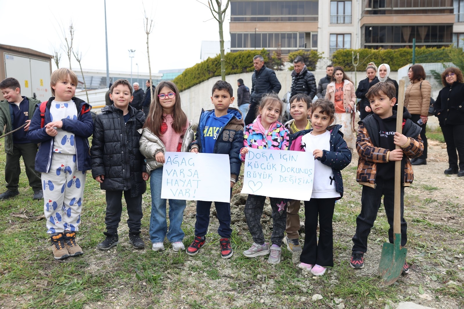 niluferde minikler doga icin fidan dikti 1 VziUfTjw