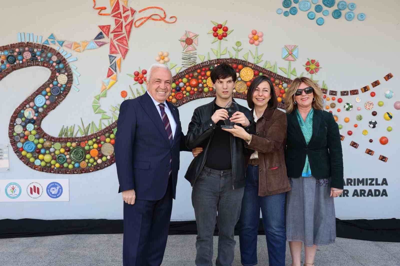 niluferde renkli dayanisma sanat ve sevgi panosu 2 L99rUGyD