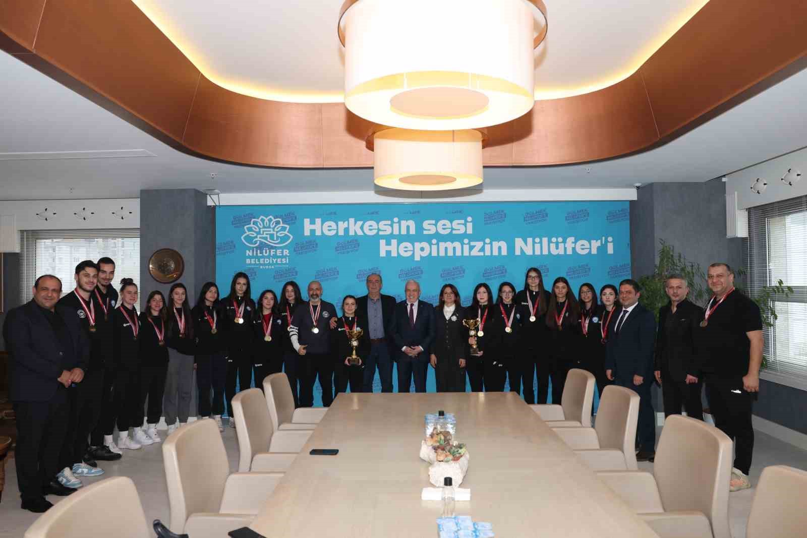 niluferin sampiyon kizlari kupalari baskan sadi ozdemire getirdi 0 mmGvBC8m