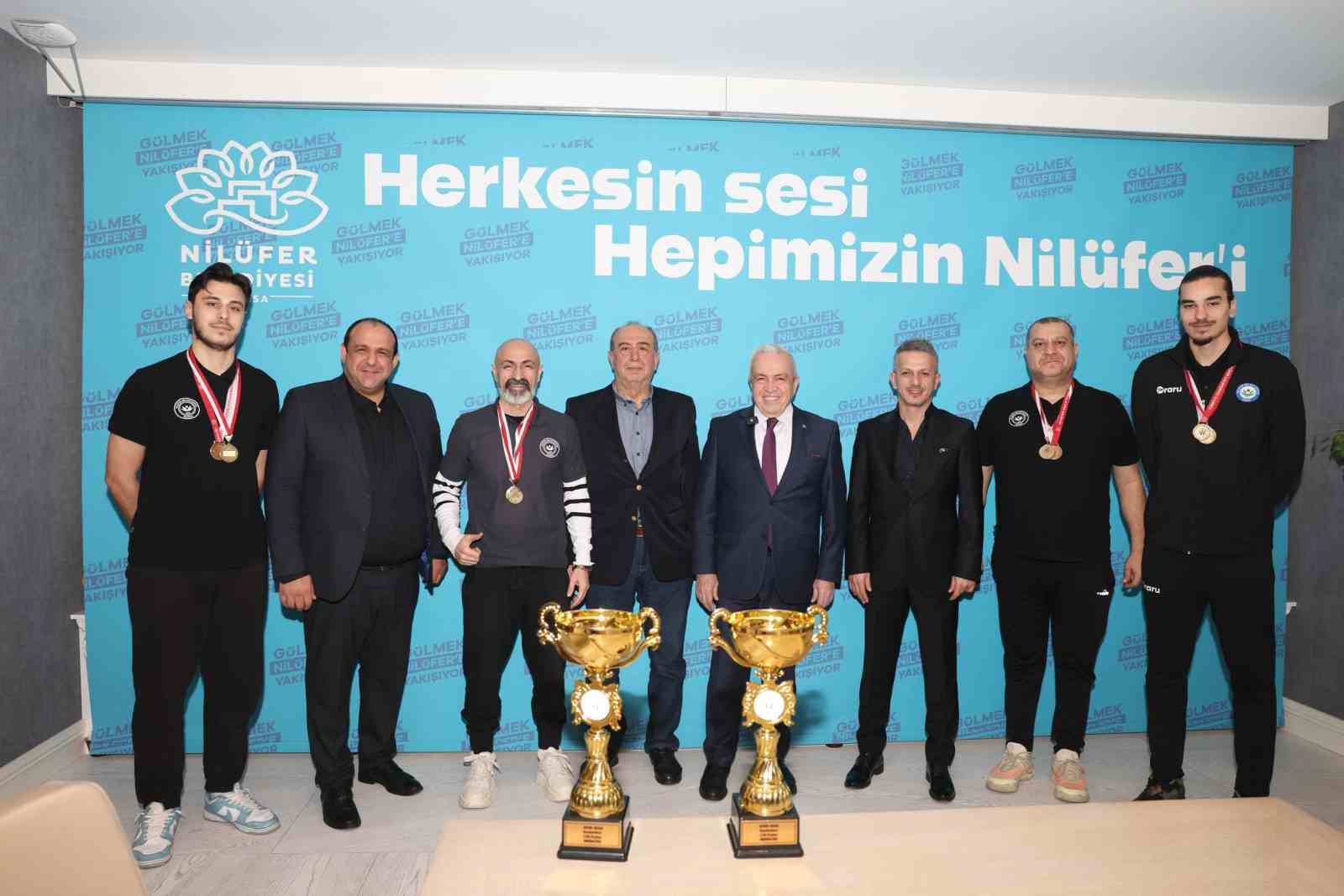 niluferin sampiyon kizlari kupalari baskan sadi ozdemire getirdi 1 EnO29YL7