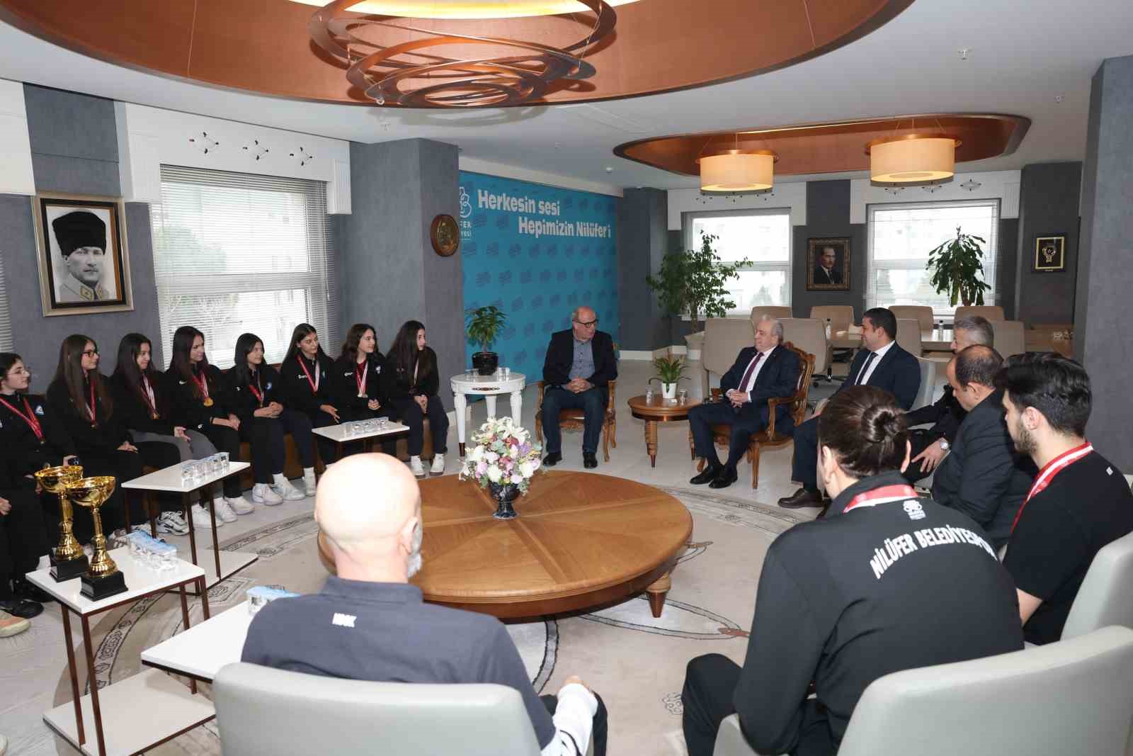 niluferin sampiyon kizlari kupalari baskan sadi ozdemire getirdi 2 LWXyNyZj